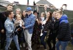 Hummelo 10 mei 2018
Onthulling standbeeld rockgroep Normaal met de bandleden Bennie Jolink, Ferdi Joly, Willem Terhorst en de partner van het overleden lid Jan Manschot . Bennie  met partner Ellie, 3 kinderen, 9 kleinkinderen en zijn schoonzoon