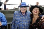 Hummelo 10 mei 2018
Onthulling standbeeld rockgroep Normaal met de bandleden Bennie Jolink, Ferdi Joly, Willem Terhorst en de partner van het overleden lid Jan Manschot . Bennie  met partner Ellie, 3 kinderen, 9 kleinkinderen en zijn schoonzoon