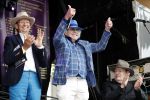 Hummelo 10 mei 2018
Onthulling standbeeld rockgroep Normaal met de bandleden Bennie Jolink, Ferdi Joly, Willem Terhorst en de partner van het overleden lid Jan Manschot