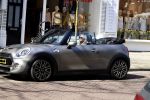 Amsterdam 18 april 2018
Bridget Maasland in haar mini cooper cabrio in Amsterdam zuid.