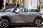 Amsterdam 18 april 2018
Bridget Maasland in haar mini cooper cabrio in Amsterdam zuid.