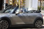 Amsterdam 18 april 2018
Bridget Maasland in haar mini cooper cabrio in Amsterdam zuid.