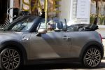Amsterdam 18 april 2018
Bridget Maasland in haar mini cooper cabrio in Amsterdam zuid.