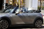 Amsterdam 18 april 2018
Bridget Maasland in haar mini cooper cabrio in Amsterdam zuid.