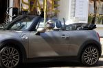 Amsterdam 18 april 2018
Bridget Maasland in haar mini cooper cabrio in Amsterdam zuid.