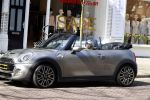 Amsterdam 18 april 2018
Bridget Maasland in haar mini cooper cabrio in Amsterdam zuid.