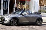 Amsterdam 18 april 2018
Bridget Maasland in haar mini cooper cabrio in Amsterdam zuid.