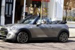 Amsterdam 18 april 2018
Bridget Maasland in haar mini cooper cabrio in Amsterdam zuid.