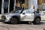 Amsterdam 18 april 2018
Bridget Maasland in haar mini cooper cabrio in Amsterdam zuid.