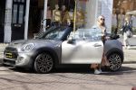 Amsterdam 18 april 2018
Bridget Maasland in haar mini cooper cabrio in Amsterdam zuid.