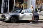 Amsterdam 18 april 2018
Bridget Maasland in haar mini cooper cabrio in Amsterdam zuid.