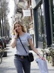 Amsterdam 11 april 2018
Christie Bokma bellend op straat