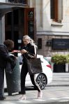 AMSTERDAM 24 april 2018
Claire Rose Cliteur wacht op de tram