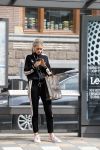 AMSTERDAM 24 april 2018
Claire Rose Cliteur wacht op de tram