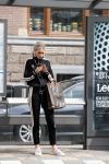 AMSTERDAM 24 april 2018
Claire Rose Cliteur wacht op de tram