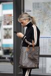 AMSTERDAM 24 april 2018
Claire Rose Cliteur wacht op de tram