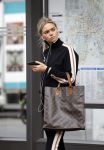 AMSTERDAM 24 april 2018
Claire Rose Cliteur wacht op de tram