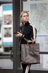 AMSTERDAM 24 april 2018
Claire Rose Cliteur wacht op de tram