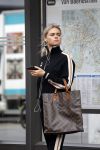 AMSTERDAM 24 april 2018
Claire Rose Cliteur wacht op de tram