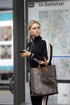 AMSTERDAM 24 april 2018
Claire Rose Cliteur wacht op de tram