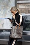 AMSTERDAM 24 april 2018
Claire Rose Cliteur wacht op de tram