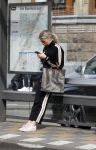 AMSTERDAM 24 april 2018
Claire Rose Cliteur wacht op de tram