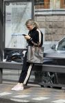 AMSTERDAM 24 april 2018
Claire Rose Cliteur wacht op de tram