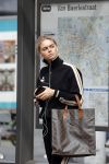 AMSTERDAM 24 april 2018
Claire Rose Cliteur wacht op de tram