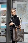 AMSTERDAM 24 april 2018
Claire Rose Cliteur wacht op de tram