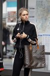 AMSTERDAM 24 april 2018
Claire Rose Cliteur wacht op de tram