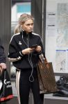 AMSTERDAM 24 april 2018
Claire Rose Cliteur wacht op de tram