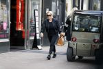 Amsterdam 25 april 2018
Connie Witteman in haar karretje op de pc hooftstraat