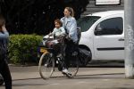 Amsterdam 17 april 2018
Doutzen Kroes met haar dochter op de fiets