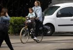 Amsterdam 17 april 2018
Doutzen Kroes met haar dochter op de fiets