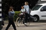 Amsterdam 17 april 2018
Doutzen Kroes met haar dochter op de fiets