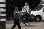 Amsterdam 17 april 2018
Doutzen Kroes met haar dochter op de fiets