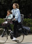 Amsterdam 17 april 2018
Doutzen Kroes met haar dochter op de fiets