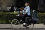 Amsterdam 17 april 2018
Doutzen Kroes met haar dochter op de fiets
