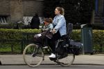 Amsterdam 17 april 2018
Doutzen Kroes met haar dochter op de fiets