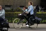 Amsterdam 17 april 2018
Doutzen Kroes met haar dochter op de fiets