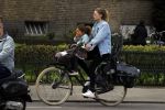 Amsterdam 17 april 2018
Doutzen Kroes met haar dochter op de fiets