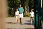 Hilversum 9 mei 2018
Emile Ratelband mag hier onder begeleiding zijn kinderen zien . Zijn ex Moon brengt de kinderen.