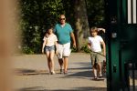 Hilversum 9 mei 2018
Emile Ratelband mag hier onder begeleiding zijn kinderen zien . Zijn ex Moon brengt de kinderen.