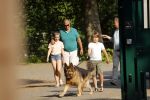 Hilversum 9 mei 2018
Emile Ratelband mag hier onder begeleiding zijn kinderen zien . Zijn ex Moon brengt de kinderen.