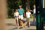 Hilversum 9 mei 2018
Emile Ratelband mag hier onder begeleiding zijn kinderen zien . Zijn ex Moon brengt de kinderen.