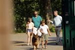 Hilversum 9 mei 2018
Emile Ratelband mag hier onder begeleiding zijn kinderen zien . Zijn ex Moon brengt de kinderen.