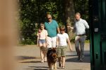 Hilversum 9 mei 2018
Emile Ratelband mag hier onder begeleiding zijn kinderen zien . Zijn ex Moon brengt de kinderen.