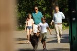 Hilversum 9 mei 2018
Emile Ratelband mag hier onder begeleiding zijn kinderen zien . Zijn ex Moon brengt de kinderen.