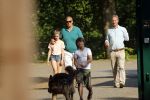 Hilversum 9 mei 2018
Emile Ratelband mag hier onder begeleiding zijn kinderen zien . Zijn ex Moon brengt de kinderen.
