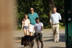 Hilversum 9 mei 2018
Emile Ratelband mag hier onder begeleiding zijn kinderen zien . Zijn ex Moon brengt de kinderen.